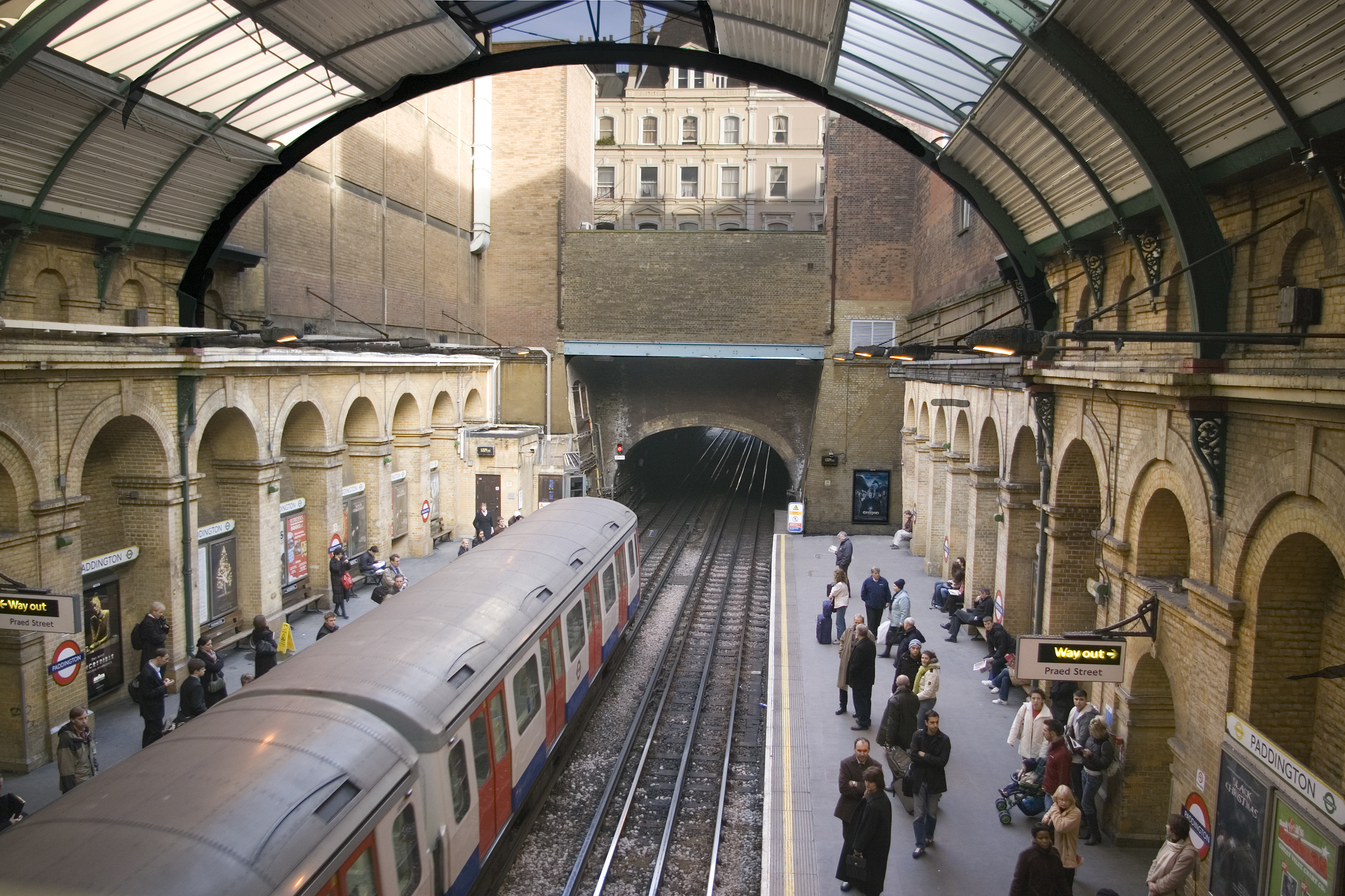 Английский про метро. Underground метро Лондона. Метро в Лондоне 1863. Станция андеграунд Лондон. Надземное метро Лондон.